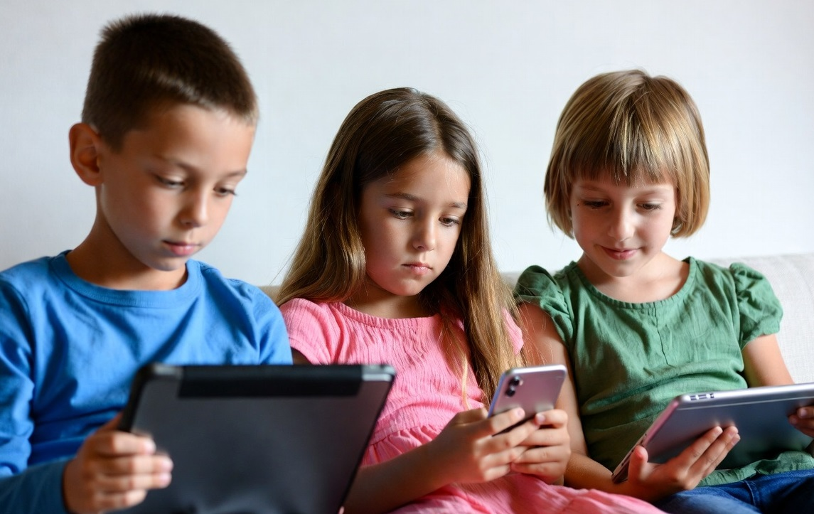 EKRAN DÖVRÜNDƏ UŞAQLIQ: KÖRPƏLƏRİN İNKİŞAFI VƏ MÜASİR TƏRBİYƏ REALLIQLARI